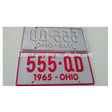 La placa / la placa autos / grabadas en relieve personalizado pequeño del coche refleja la placa del coche